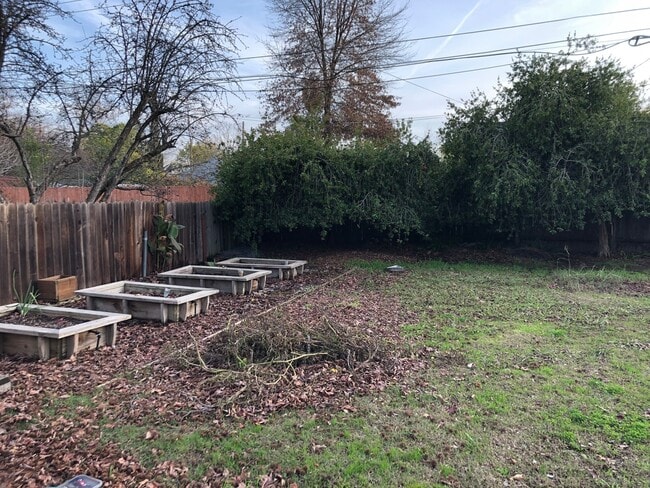 Building Photo - Tahoe Park Cutie! - JUST REDUCED