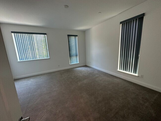 Building Photo - Charming 3 Bed / 2.5 Bath Home with Modern Upgrades