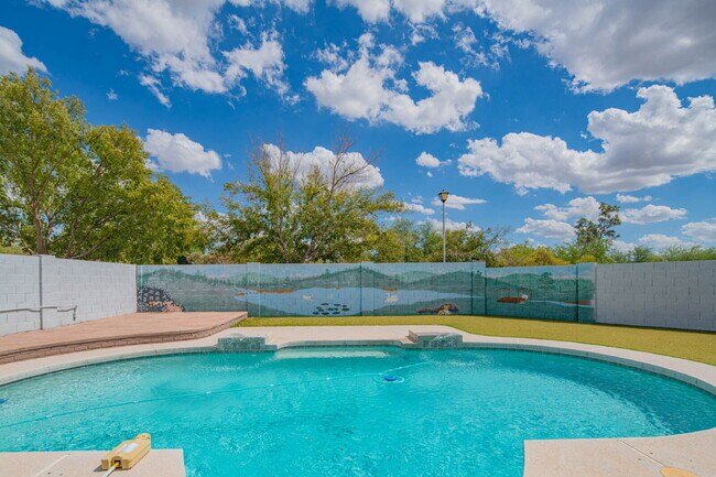 Building Photo - 10615 N 63rd Dr