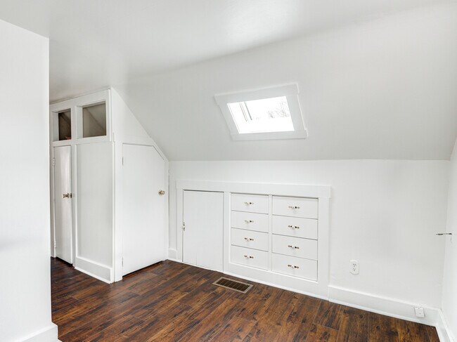 Building Photo - 321 N Park Ave