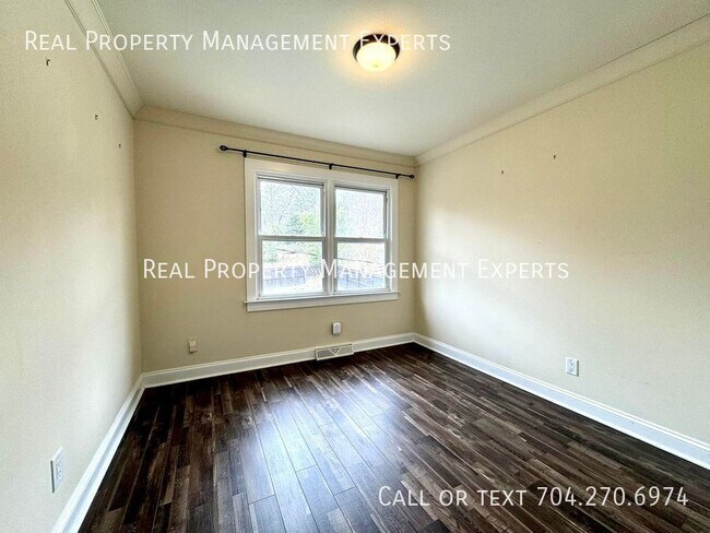 Building Photo - 900 Tally Ho Ct