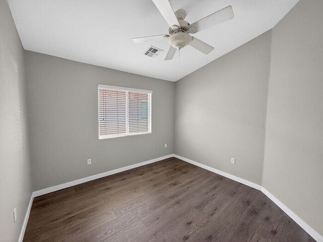 Building Photo - 4Bedroom/2.5Bath Townhome Ready for You!!
