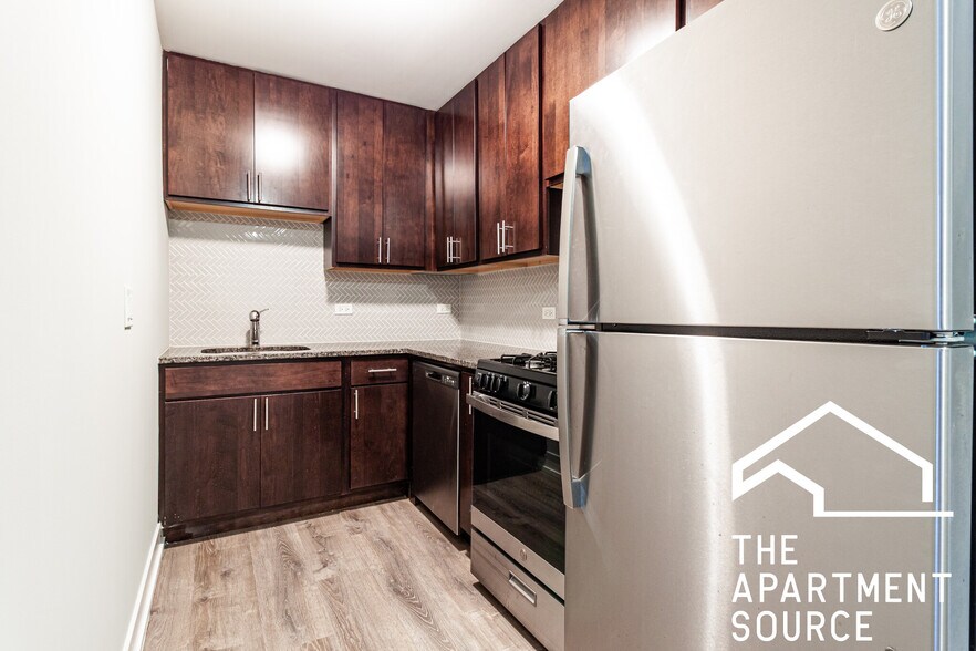 Building Photo - 529 W Surf St