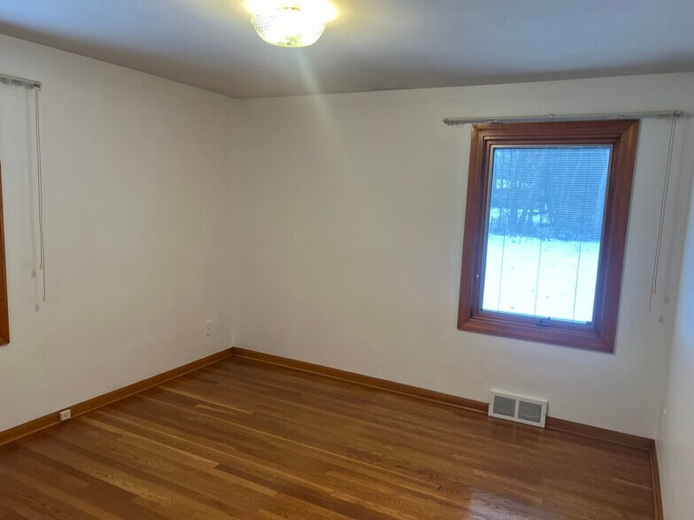 Building Photo - 6564 Oakwood Dr