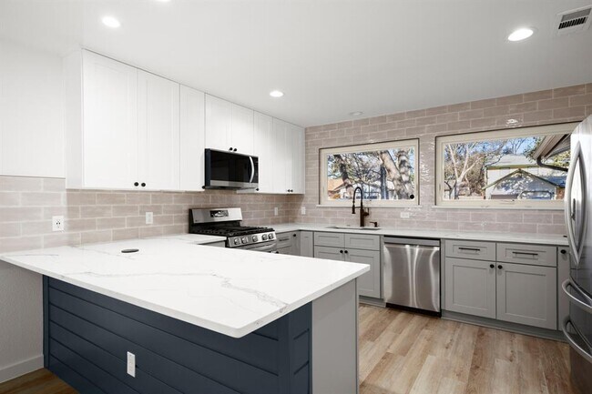 Building Photo - 9717 Anderson Village Dr