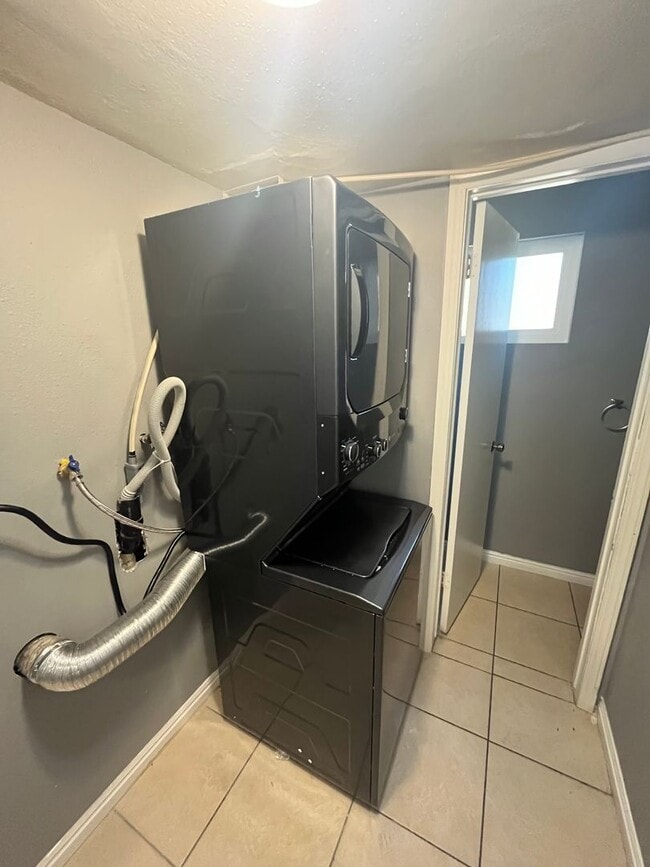 Building Photo - Beautiful Orem Home