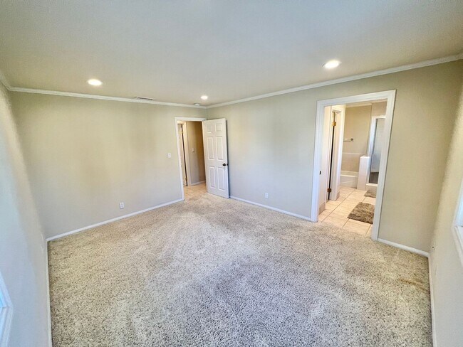 Building Photo - Peninsula Living just steps to the Beach - Garage included