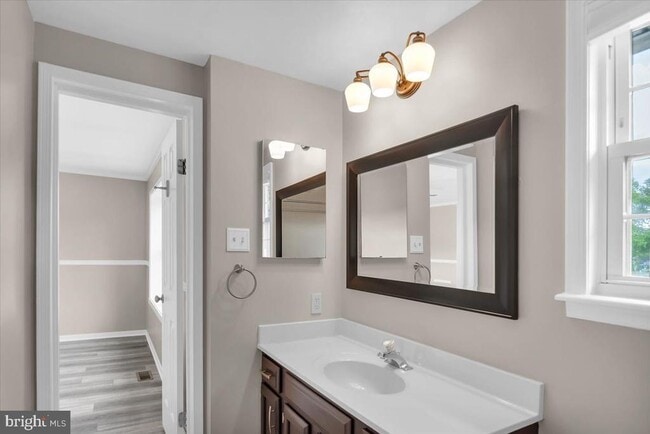 Building Photo - 518 Demoss Ct