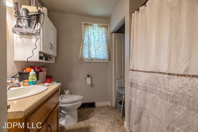 Building Photo - 5 br, 1 bath House - 233 W 11th Avenue