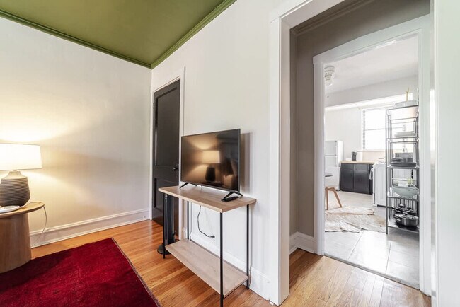 Building Photo - 3536 N Racine Ave