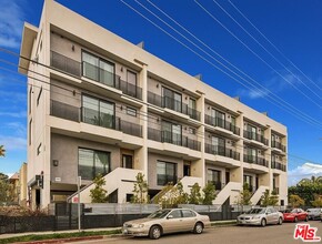 Building Photo - 1002 N Hudson Ave