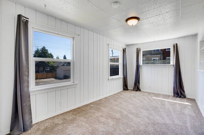 Building Photo - 3221210