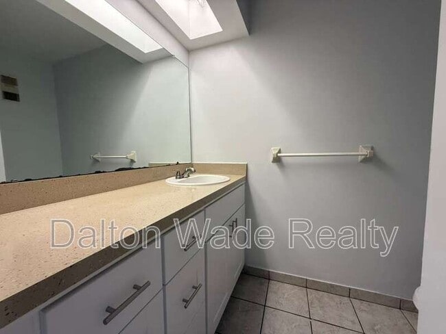 Building Photo - 2045 Sunset Grove Ln