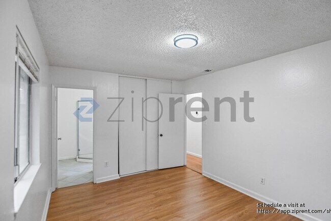 Building Photo - 909 N Estates Dr