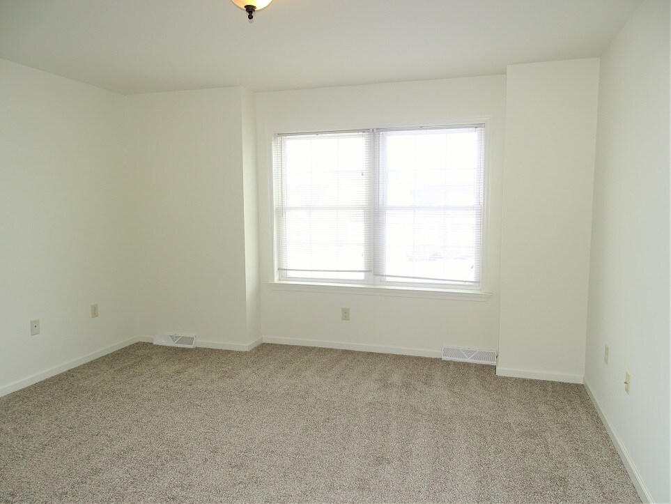 Building Photo - 344 Meadow View Dr
