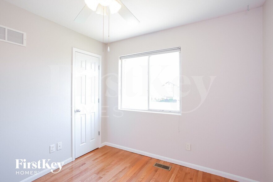 Building Photo - 11512 N Windsor Ave