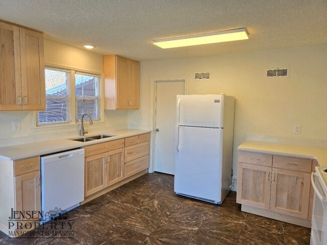 Building Photo - R698