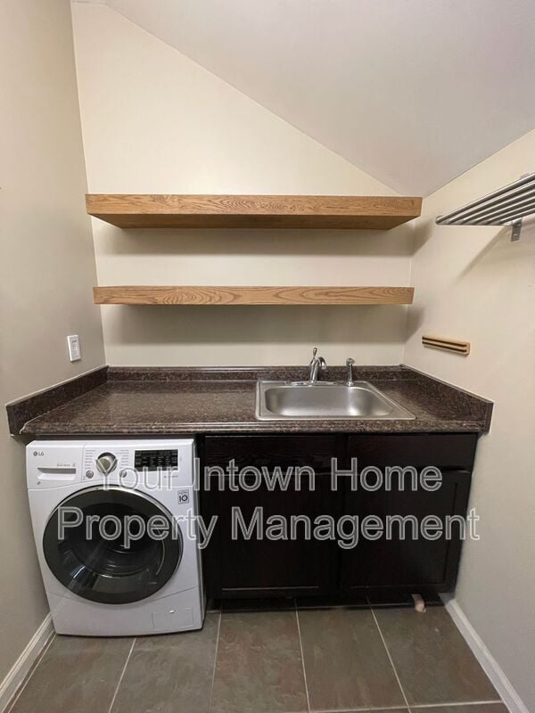 Building Photo - 1867 Gordon Manor NE