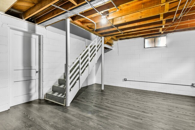 Building Photo - 4812 Maple St