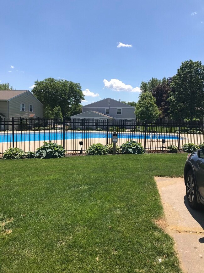 Building Photo - 362 Farmington Ln