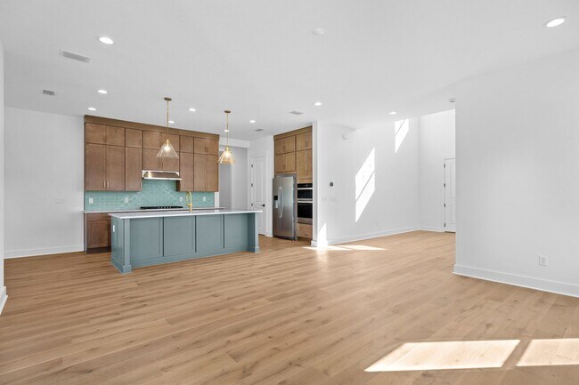 Building Photo - Preserve Views!