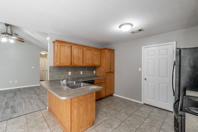 Building Photo - Freshly Updated 3 Bed, 2 Bath Home in Fort...