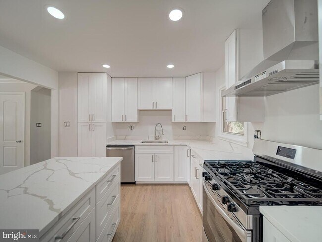 Building Photo - 2303 W Longview Dr