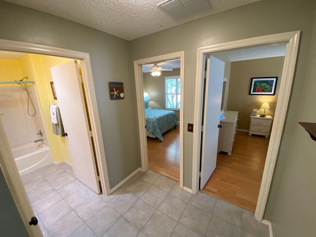 Building Photo - Great Location Turnkey Villa In The Village of Belvedere ANNUAL Lease