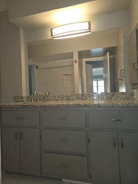 primary bath - 8518 Baltimore Dr