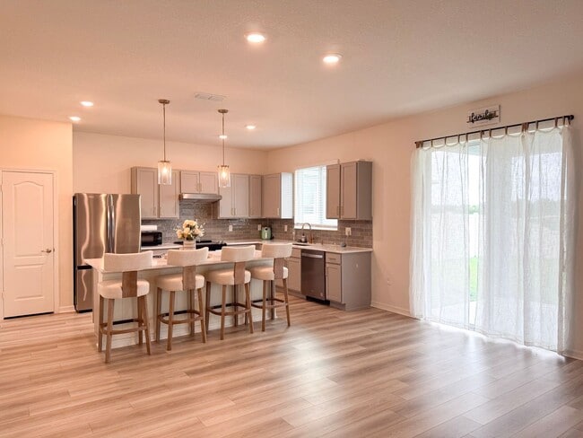 Building Photo - Beautiful 3 bedroom/2.5 bath in NEW Winter...