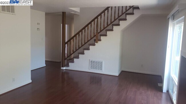 Building Photo - 709 Tamarack Dr