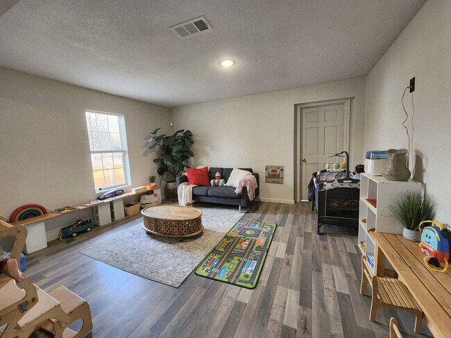 Building Photo - 1402 Harlandale Ave