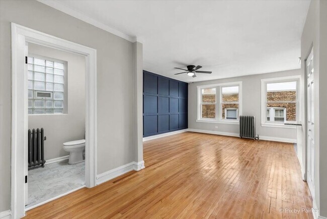 Building Photo - 2343 W Glenlake Ave
