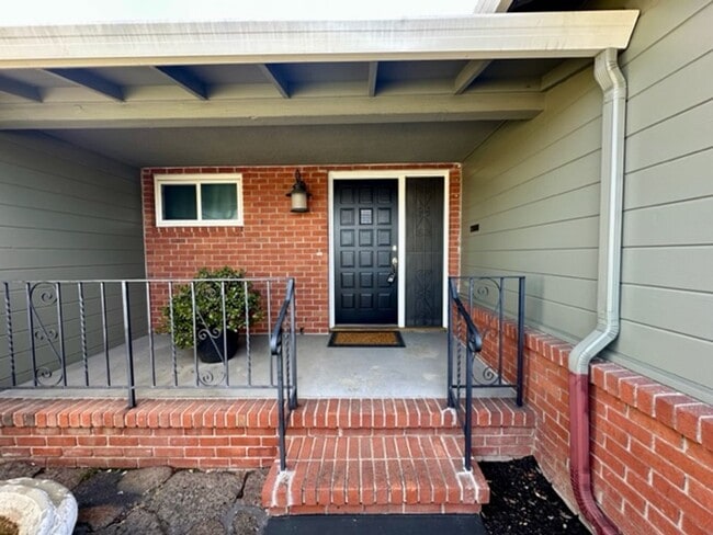 Building Photo - Immaculate shape 3 bedroom 2.5 bath home in San Leandro