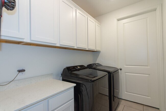 Building Photo - 501 Sixpence Ln