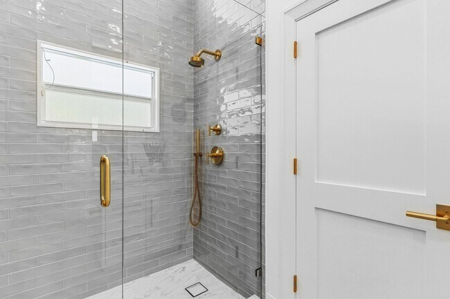 Building Photo - 735 NE 6th St