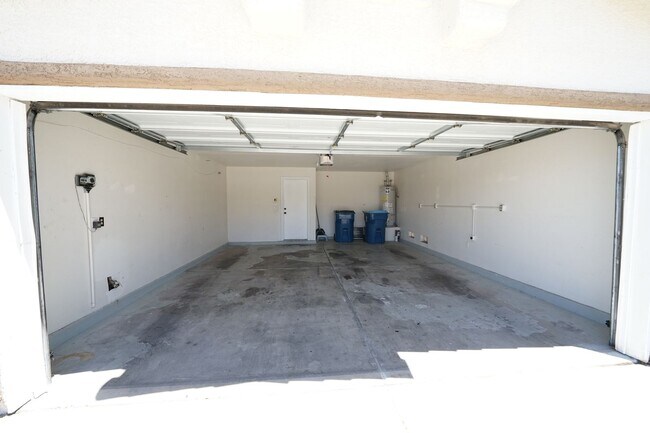 Building Photo - Showings Available NOW