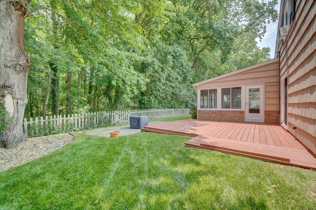 Building Photo - Fabulous 4-Bedroom Great Neck Home Ready 0...