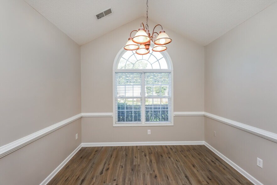 Building Photo - 229 Oakview Dr