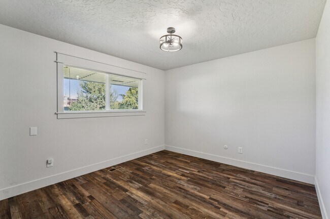 Building Photo - 10996 Willis Rd