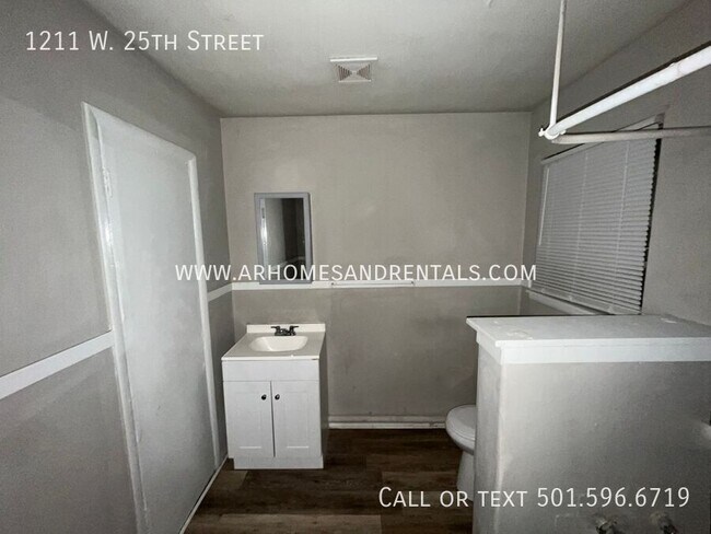 Building Photo - 1211 W 25th St