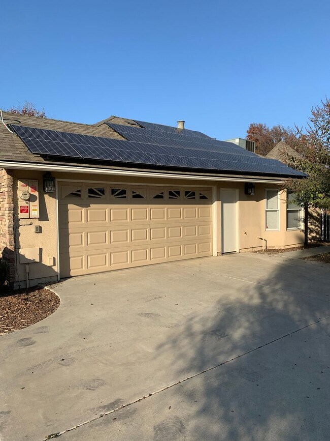 Building Photo - 4 Bedroom 3 Bath Home