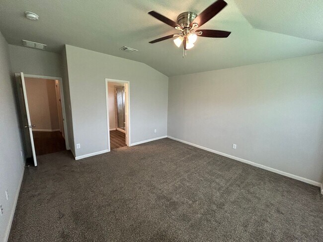 Building Photo - 3/2/2 in Avery Park / Fridge Included  / W...