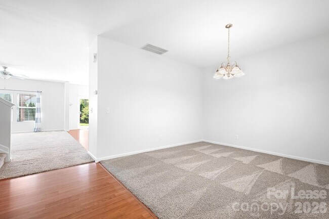 Building Photo - 2059 Blue Iris Dr