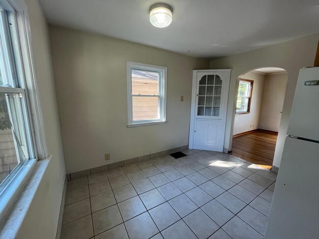Building Photo - **3-BEDROOM HOUSE W/ 2-CAR GARAGE IN BEECH...