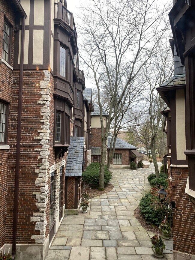 Building Photo - 551 Hill Terrace