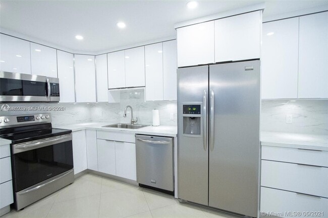 Building Photo - 3801 OCEAN Dr