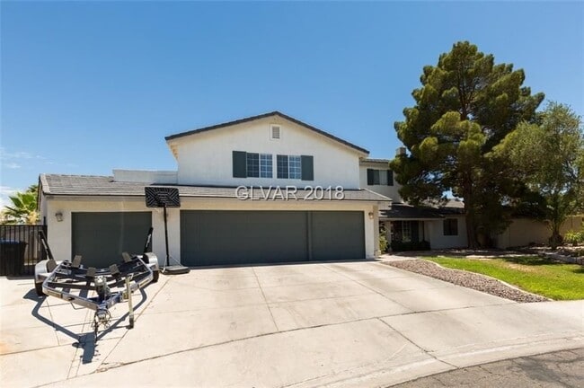 Building Photo - 6BD/5BA!! POOL/SPA!!