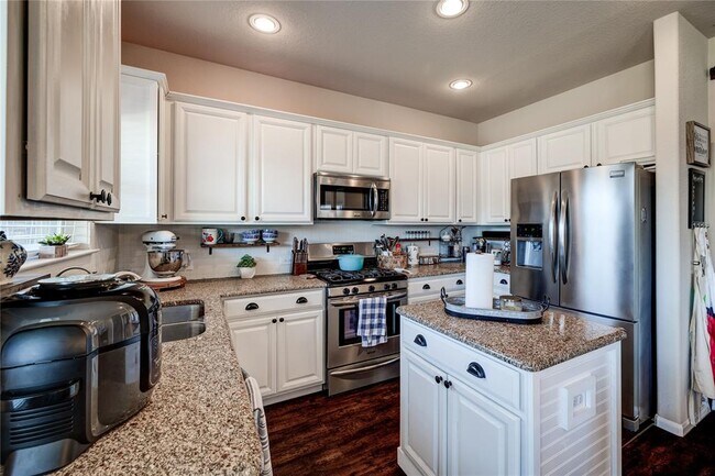 Building Photo - 5901 Scenic Lake Dr