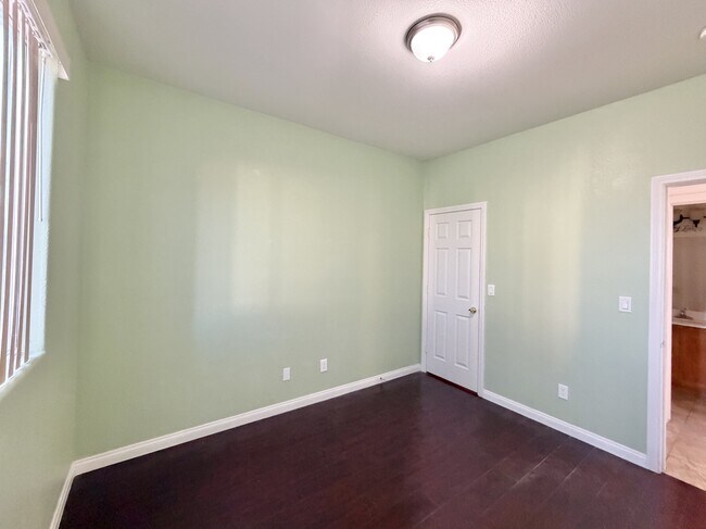 Building Photo - 2952 Jacaranda Dr